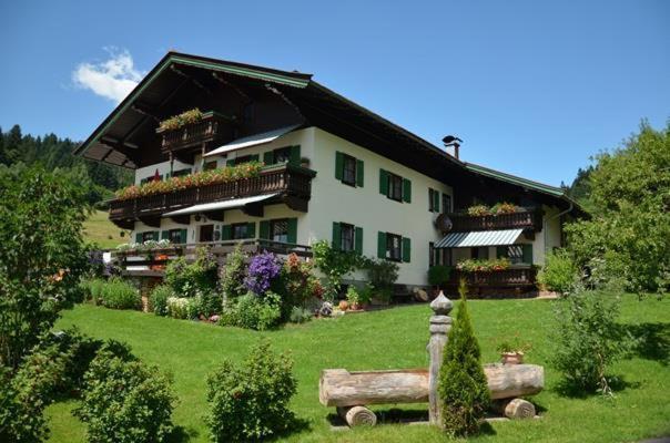 Haus Lindeneck - Erika Schwentner Apartment เคิสเซน ภายนอก รูปภาพ
